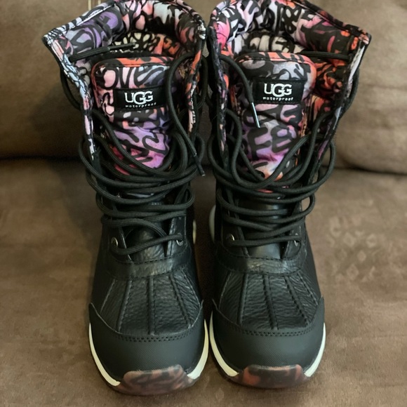 Women’s UGG Adirondack Boot - Picture 3 of 8